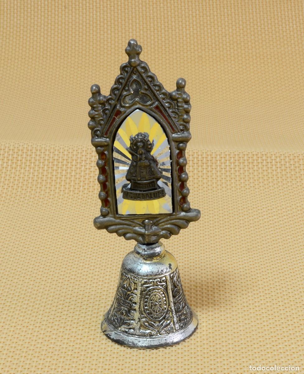 Antig&uuml;edades: CAMPANILLA CON IMAGEN EN METAL DE LA VIRGEN DE GUADALUPE, VINTAGE
