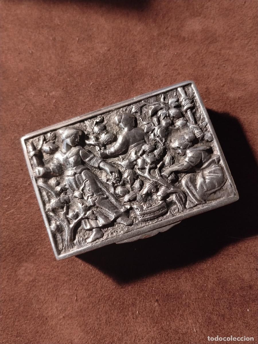 Antig&uuml;edades: Caja de Plata Repujada con Querubines Amorcillos Putti 53 g - Pastillero