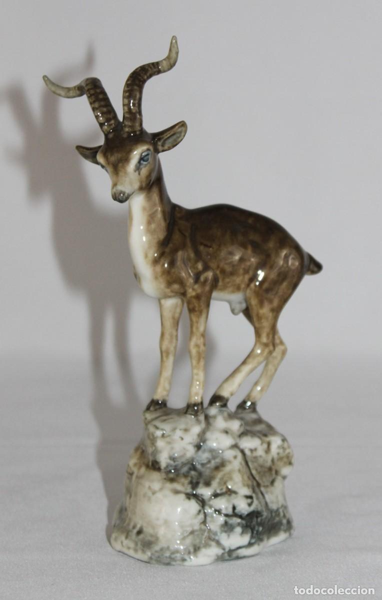 Antig&uuml;edades: Cabra mont&eacute;s de porcelana esmaltada. Siglo XX