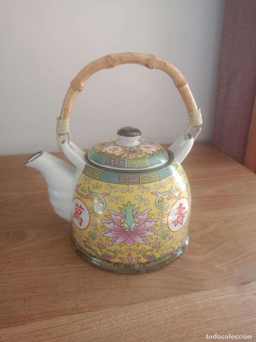 Antig&uuml;edades: TETERA DE PORCELANA CHINA DECORADA Y ASA DE BAMB&Uacute;. IMPECABLE.
