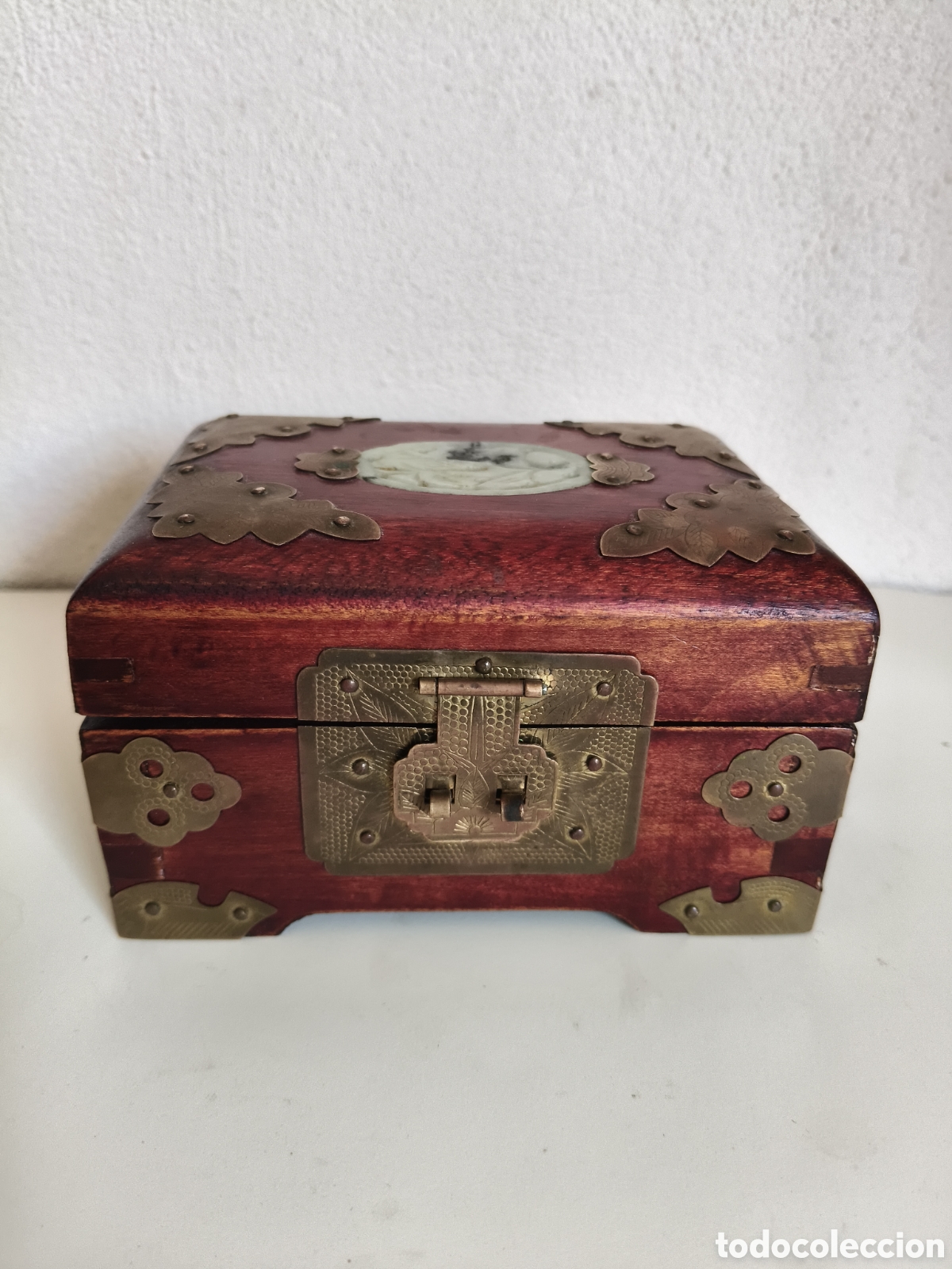 Antig&uuml;edades: Antiguo joyero chino de madera, jade y apliques de laton