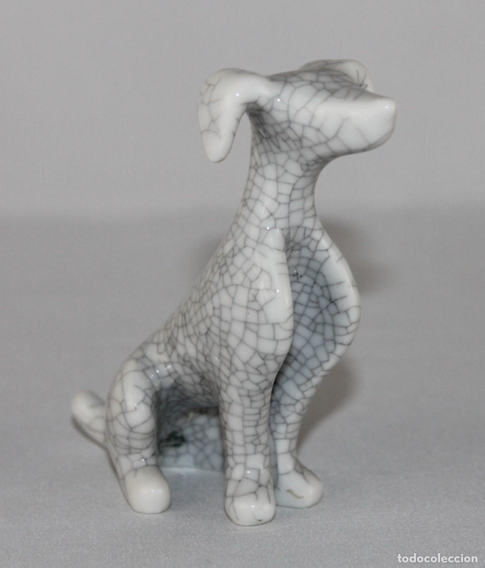 Antig&uuml;edades: Perro de porcelana Rosenthal. Esmalte craquelado. Alemania