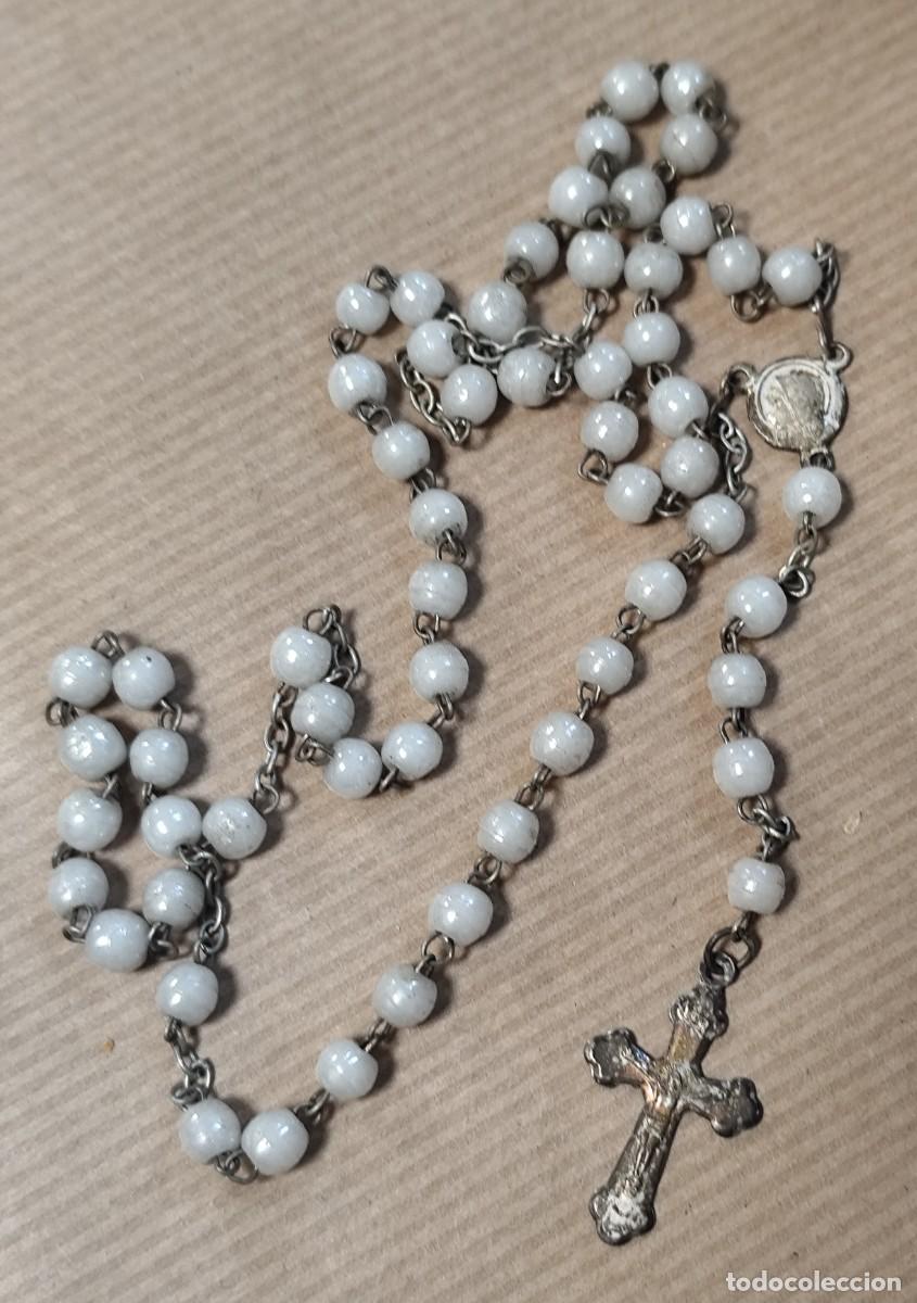 Antig&uuml;edades: Rosario antiguo de vidrio blanco y metal plateado, siglo XX