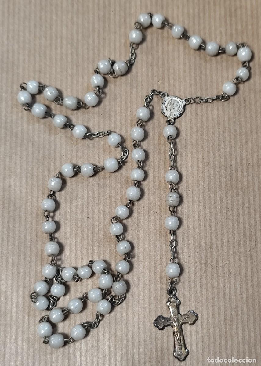 Antig&uuml;edades: Rosario antiguo de vidrio blanco y metal plateado, siglo XX
