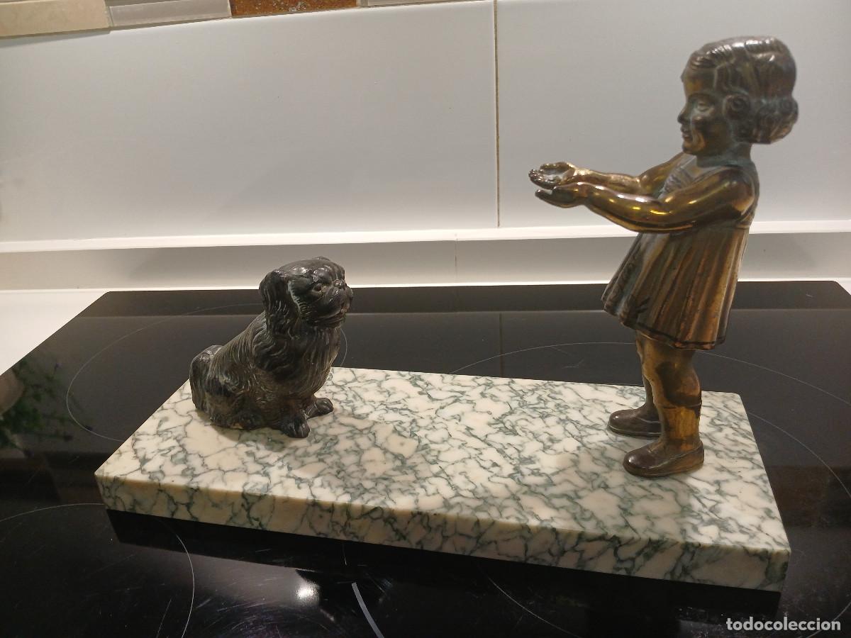 Antig&uuml;edades: ESCULTURA ART DECO CALAMINA O BRONCE HUECO. FRANCIA. 1930. NI&Ntilde;A CON PERRITO PEQUINES