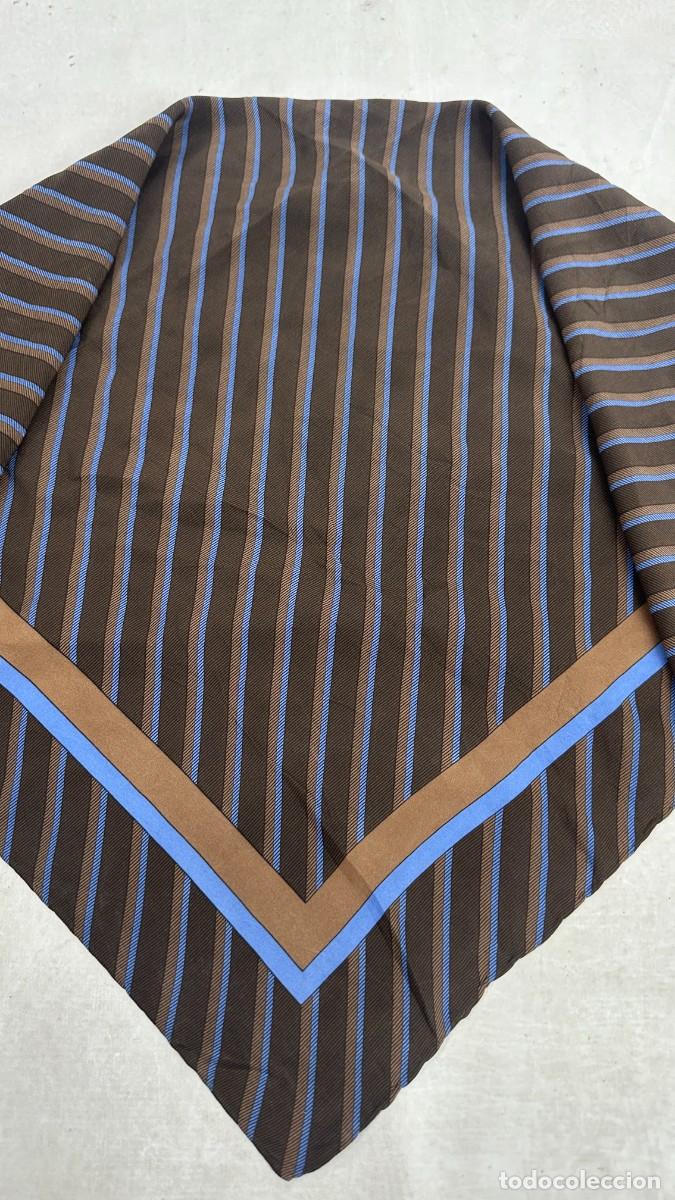 Antig&uuml;edades: Pa&ntilde;uelo de seda azul y chocolate