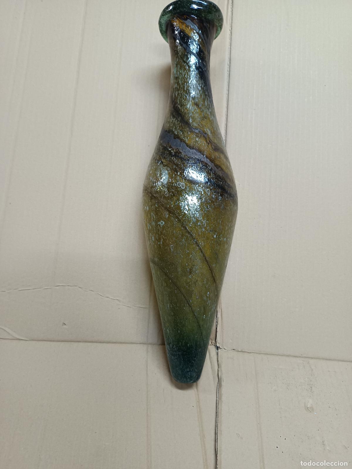 Antig&uuml;edades: DECORATIVA ANFORA DE CRISTAL SOPLADO, TIPO ROMANA, 47 CM LARGO, VERDE OLIVA. CON PEQUE&Ntilde;A FISURA.