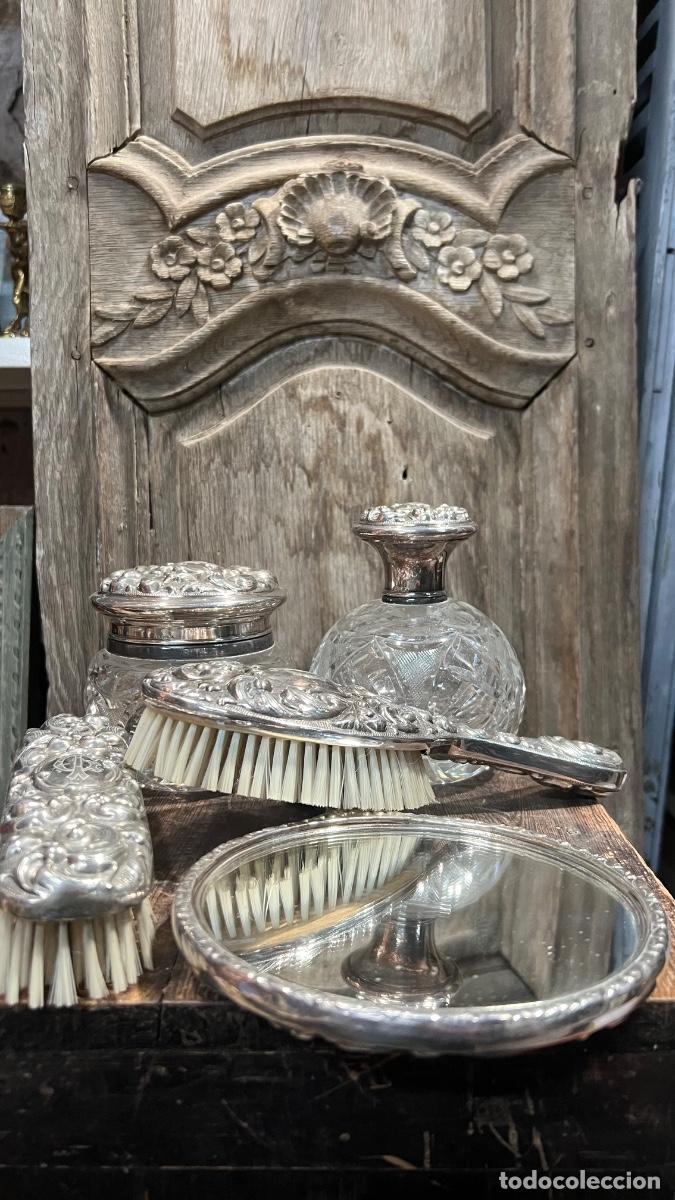 Antig&uuml;edades: Conjunto tocador botes cepillos espejo mitad s XX Alpacca decoraci&oacute;n come teatro nuevo