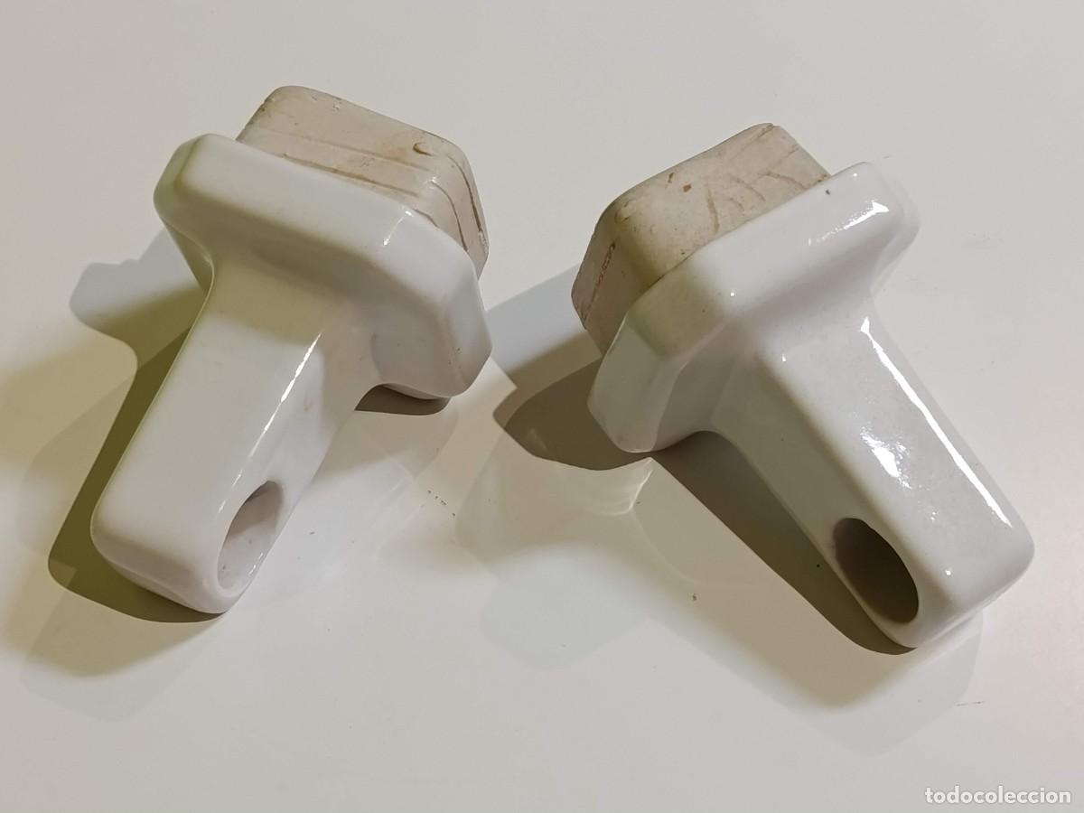 Antig&uuml;edades: Pareja sujeta barra toalla ba&ntilde;o porcelana
