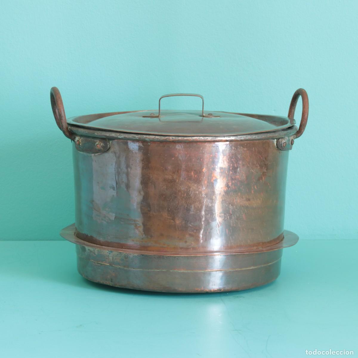 Antiquit&eacute;s: Antigua marmita de cobre esta&ntilde;ado con tapa y asas de hierro &ndash; c. 1900