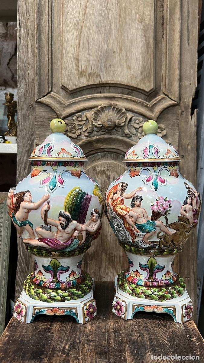 Antig&uuml;edades: Pareja tibores jarrones porcelana entorno Capodimonte Italia escenas mitol&oacute;gicas relieve 30cms s XX