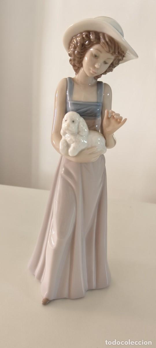 Antig&uuml;edades: Figura porcelana NAO de Lladr&oacute; (Ref. 1157) - &rdquo;Caniche consentido&rdquo; - Chica con perrito - Impecable