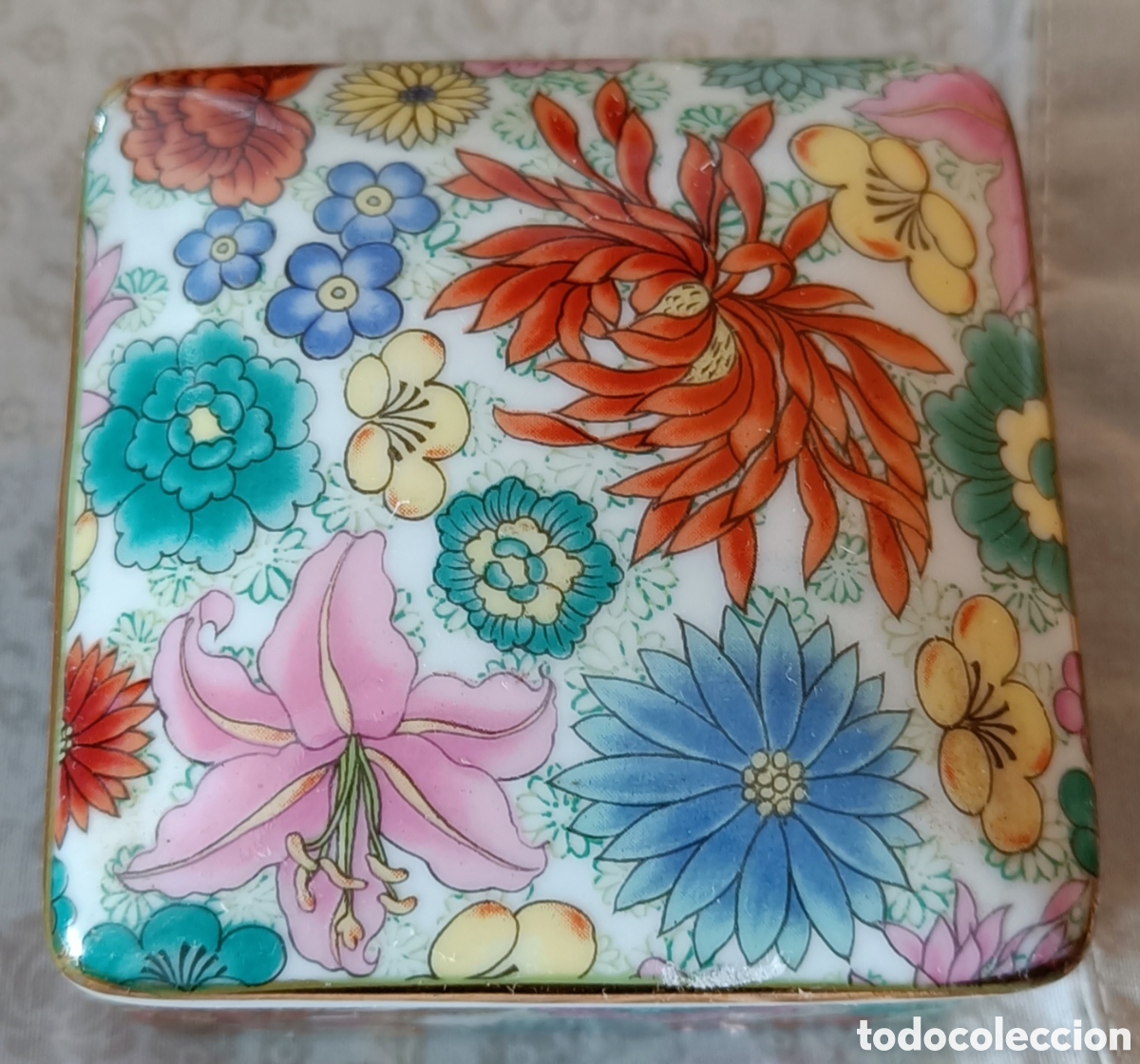 Antig&uuml;edades: Antigua cajita joyero de porcelana japonesa Eiwa. Decoraci&oacute;n floral y oro. 8x4 cm.