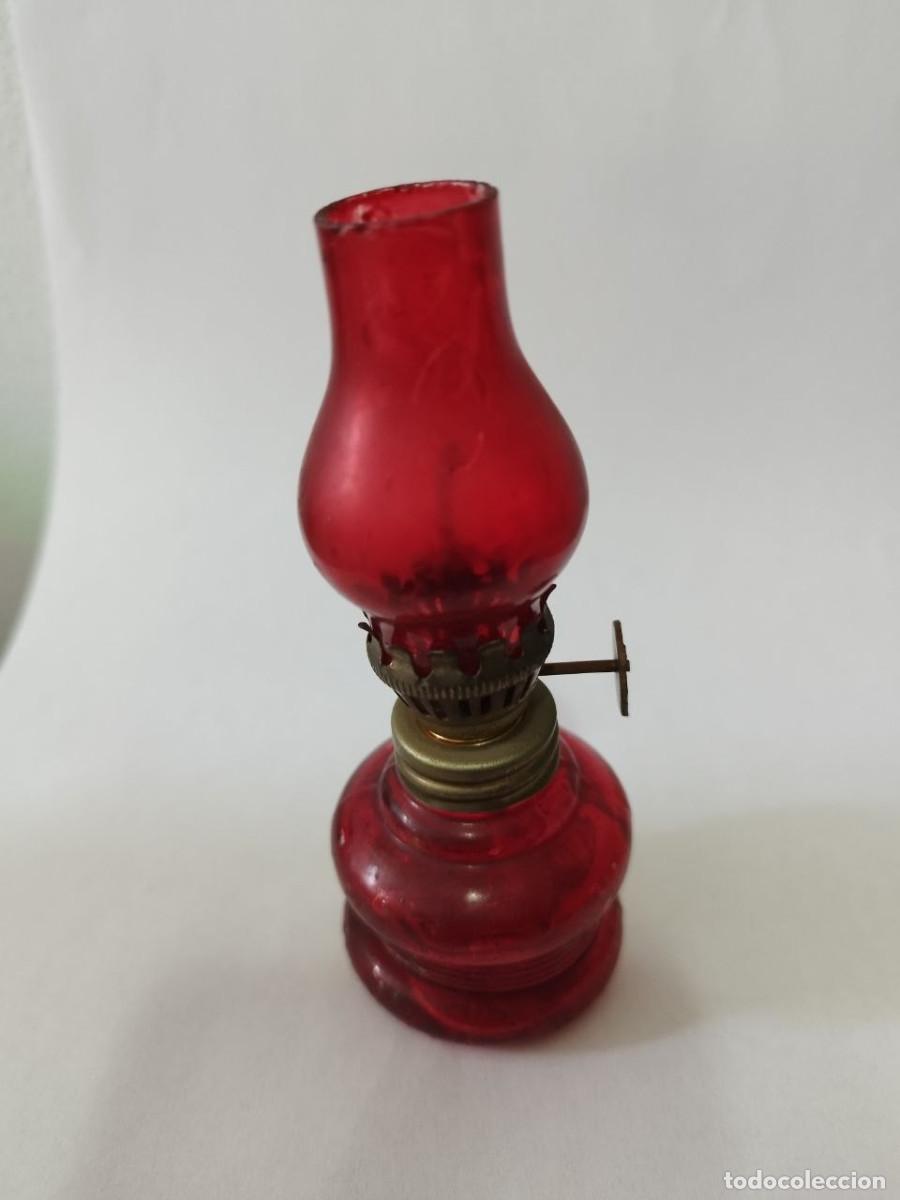 Antig&uuml;edades: Quinqu&eacute; miniatura vintage de vidrio rojo Made in Hong Kong 12 cm