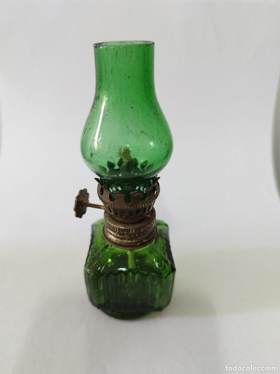 Antig&uuml;edades: Quinqu&eacute; miniatura vintage de vidrio verde con base facetada 12 cm