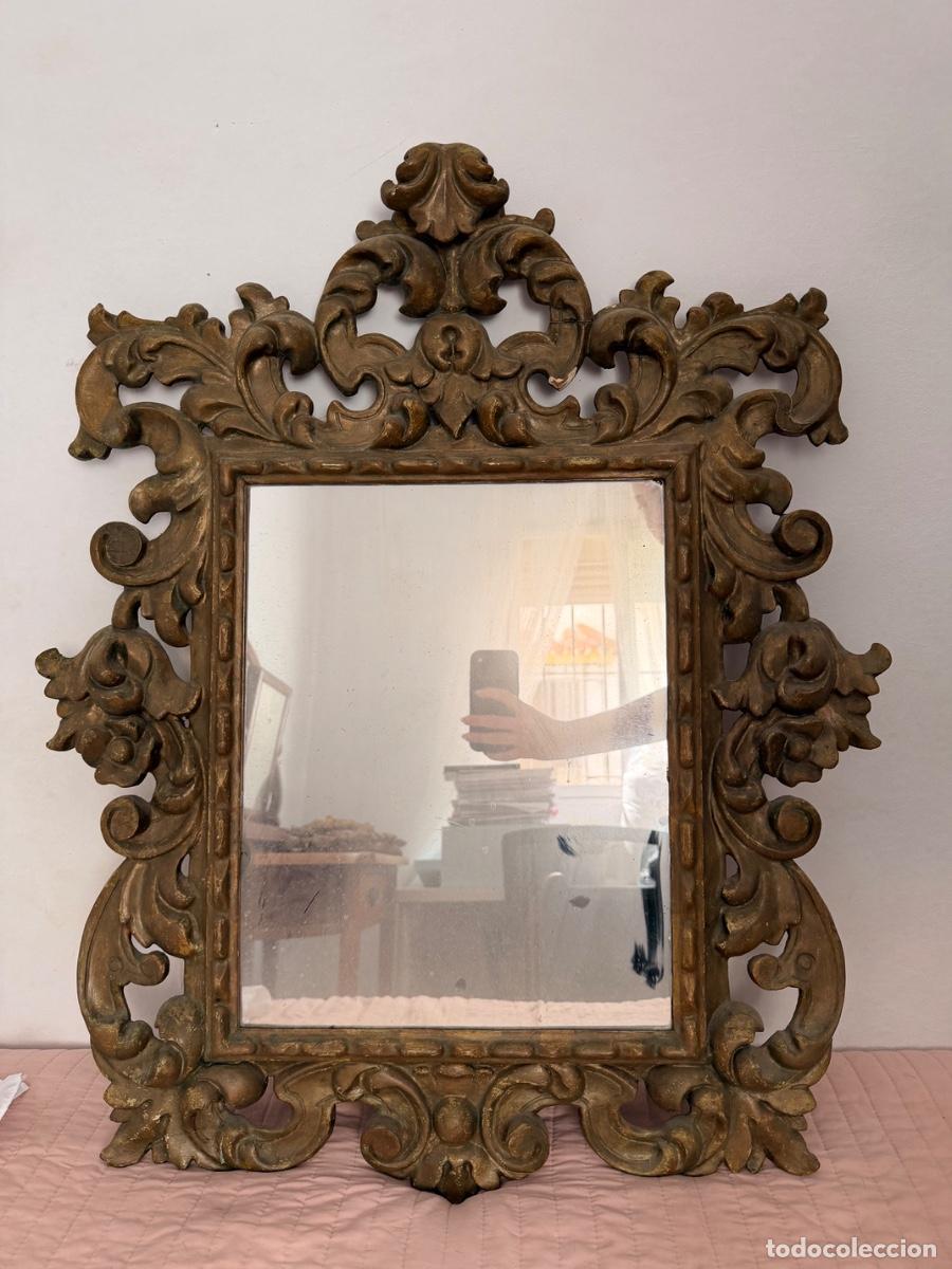 Antig&uuml;edades: Espejo antiguo S. XIX en madera tallada y dorada &ndash; Barroco &ndash; 75 &times; 60 cm