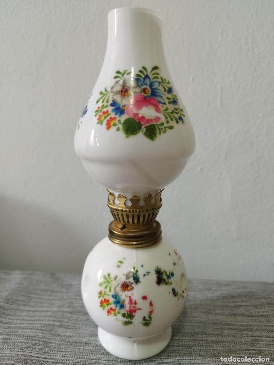 Antig&uuml;edades: Quinqu&eacute; vintage de vidrio opalino blanco con flores 21 cm