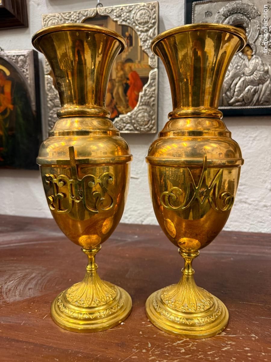 Antig&uuml;edades: ANTIGUA PAREJA DE JARRAS CRATERA DE METAL CON MOTIVOS RELIGIOSO - MEDIDA 33 CM