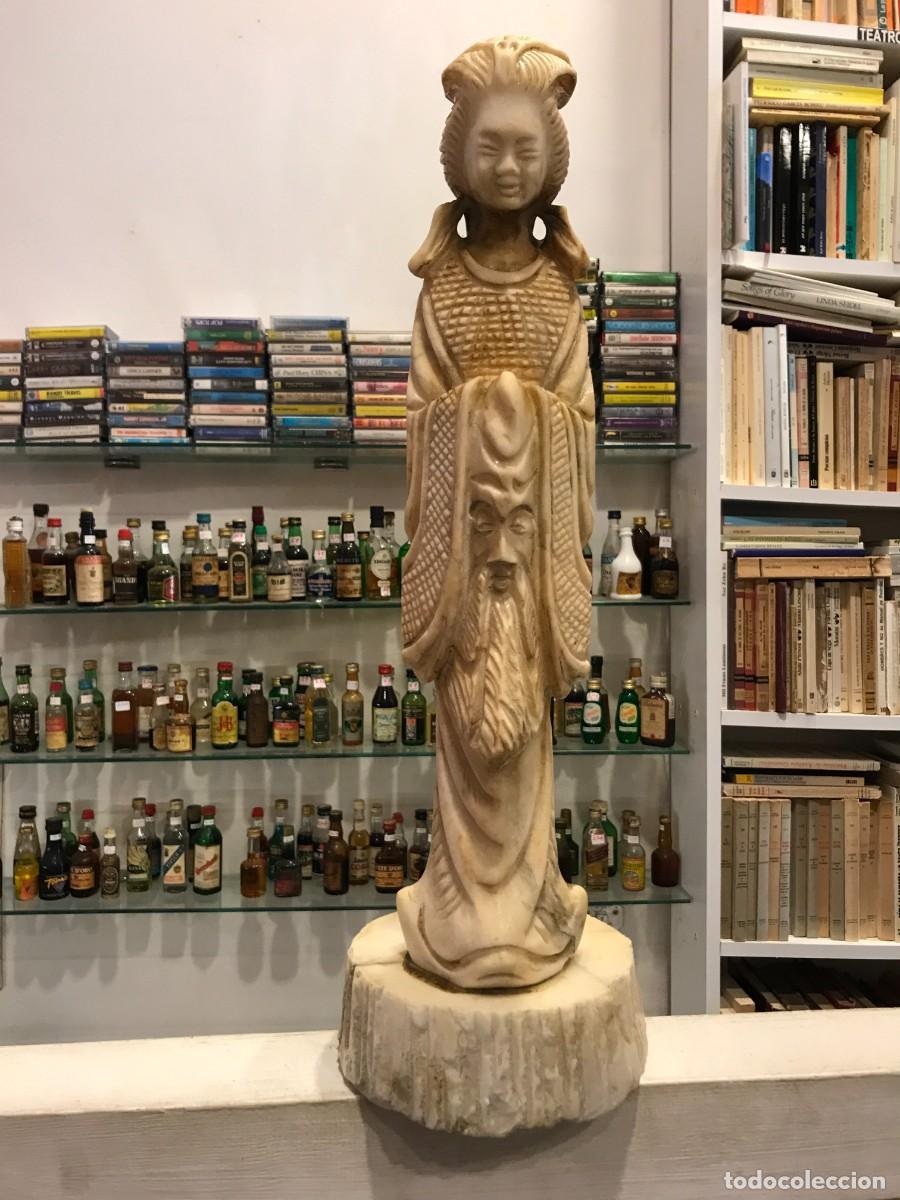 Antig&uuml;edades: FIGURA DE ALABASTRO. MUJER ORIENTAL.