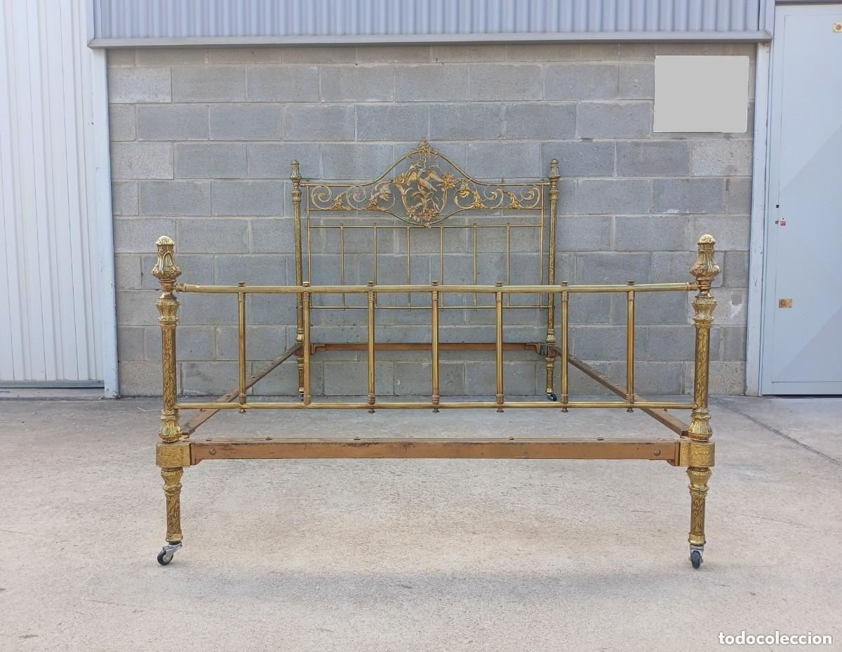 Antig&uuml;edades: Cama antigua bronce repujado estilo Isabelino s.XIX. Cama antigua bronce estilo Luis XVI.