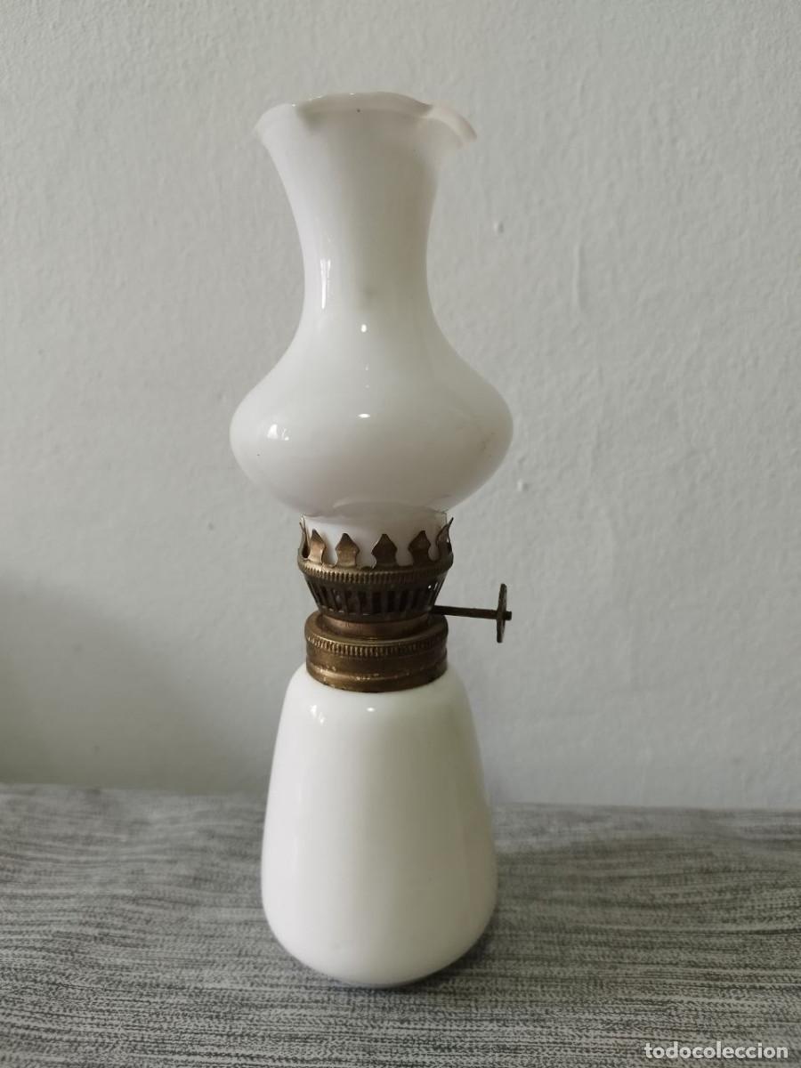 Antig&uuml;edades: Quinqu&eacute; vintage de vidrio opalino blanco liso 20 cm