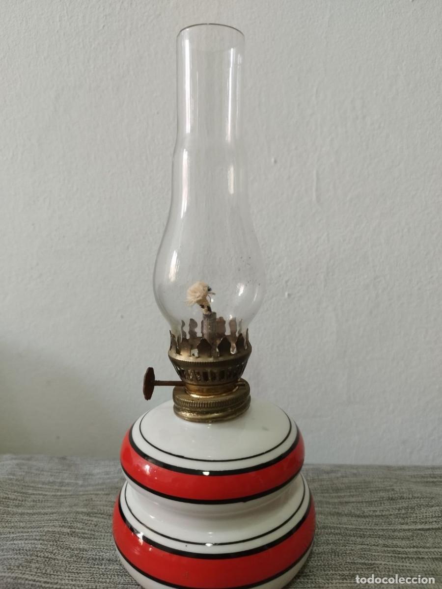 Antig&uuml;edades: Quinqu&eacute; vintage de vidrio opalino blanco con franjas rojas y negras &ndash; 22 cm