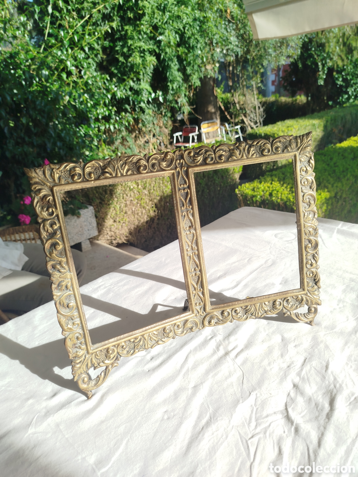 Antig&uuml;edades: Marco de bronce de dos fotos y formando angulo
