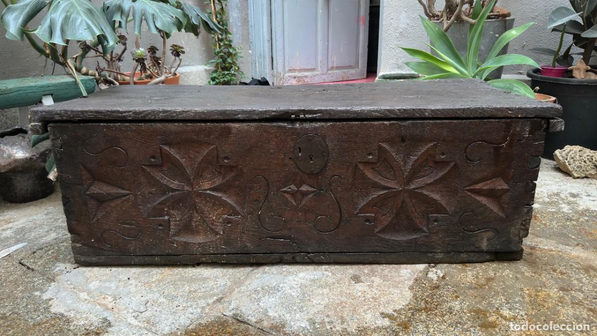 Antig&uuml;edades: Antiguo Arc&oacute;n C&aacute;ntabro de Casta&ntilde;o Tallado - S. XVIII - Arte Popular C&aacute;ntabro