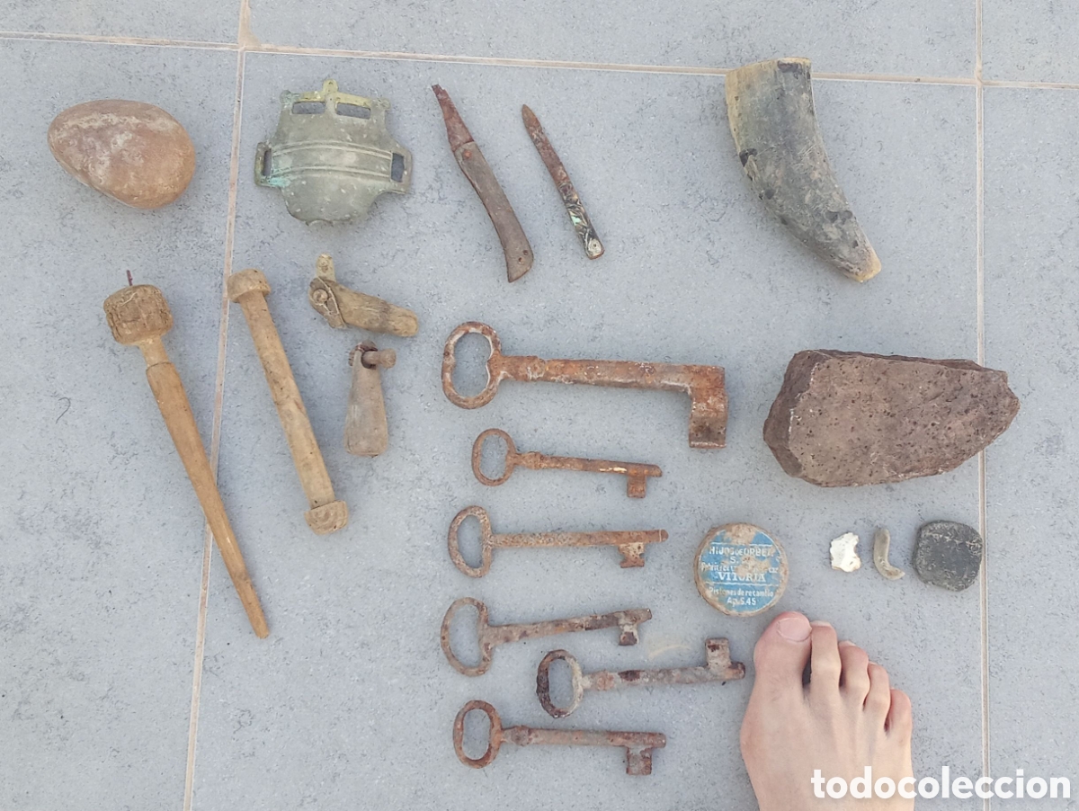 Antig&uuml;edades: Lote de antig&uuml;edades. Llaves, polvorera de CAZA, artesan&iacute;a pastoril, material vario.