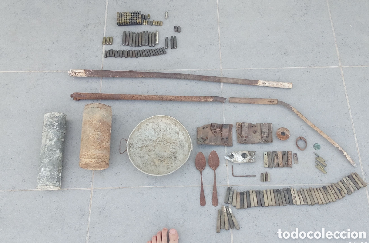 Antig&uuml;edades: Guerra Civil. Lote. Proyectil 100 mm italiano (vac&iacute;o), ca&ntilde;ones caza s. XIX. Munici&oacute;n (INERTE)