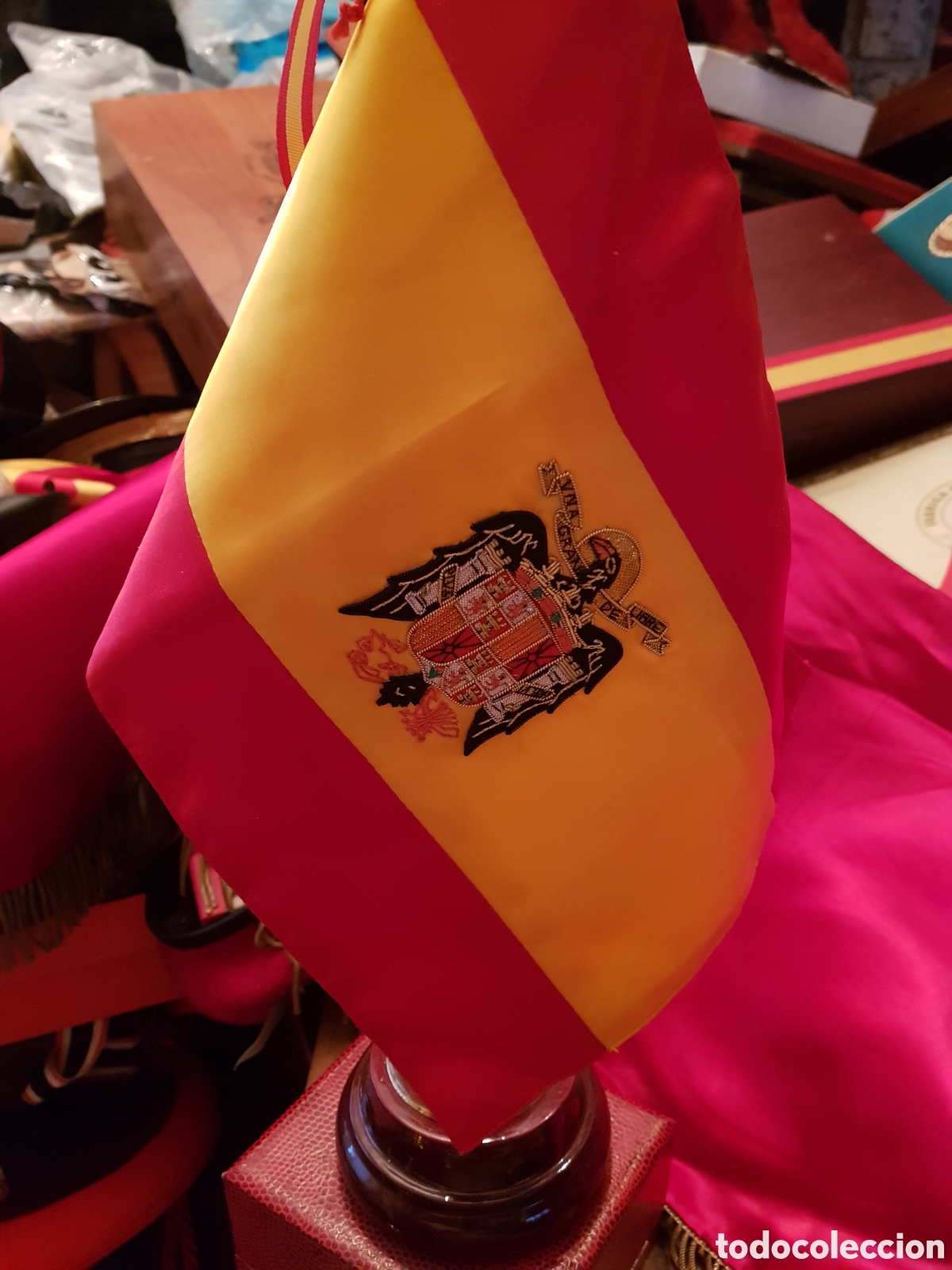 Antig&uuml;edades: ANTIGUA BANDERA DE SOBREMESA BORDADA DEL &Aacute;GUILA DE SAN JUAN FRANCO