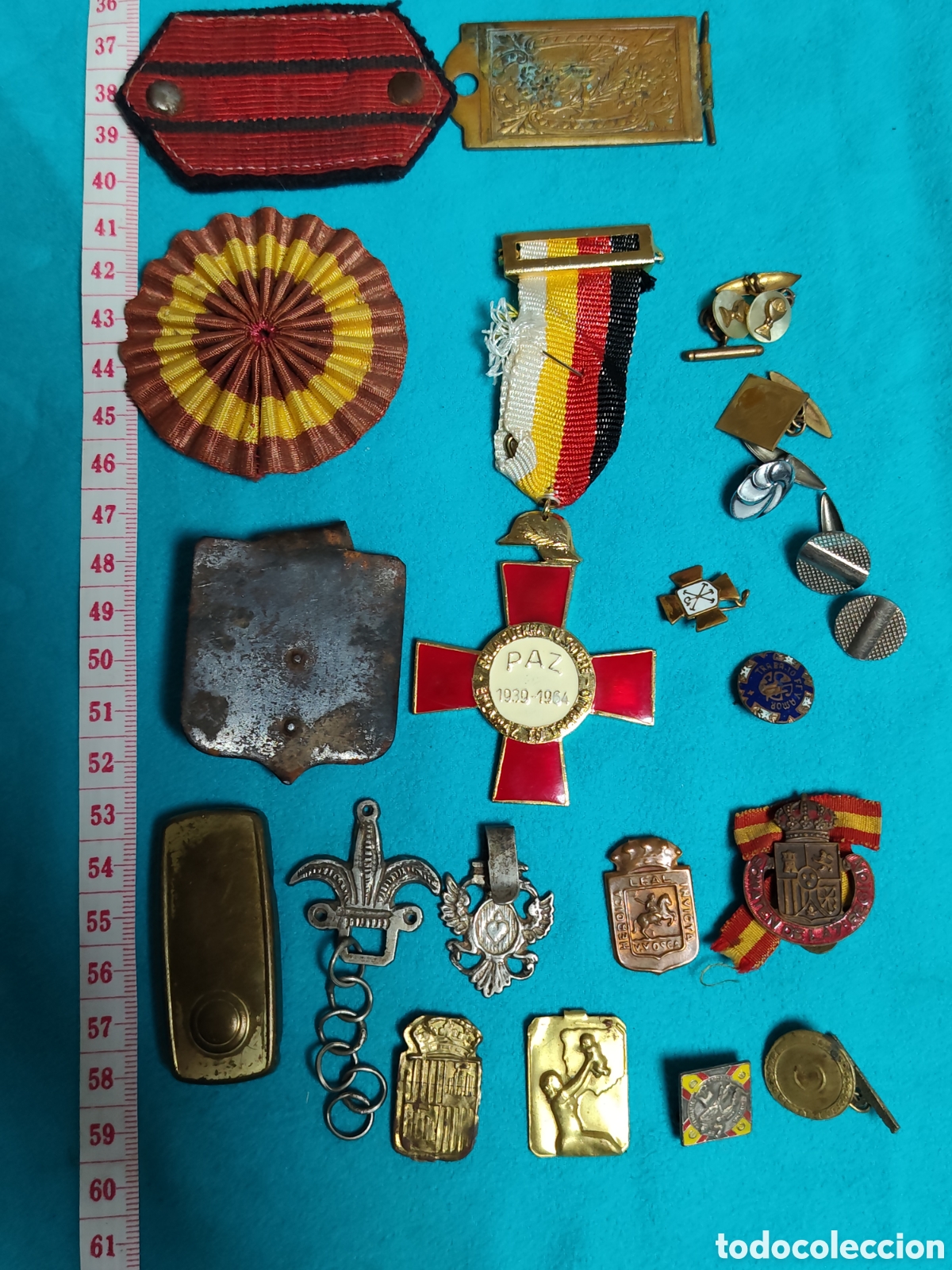 Antig&uuml;edades: Lote 20 Antiguas Insignias Militaria, Medallas y Gemelos A&ntilde;os 30-60