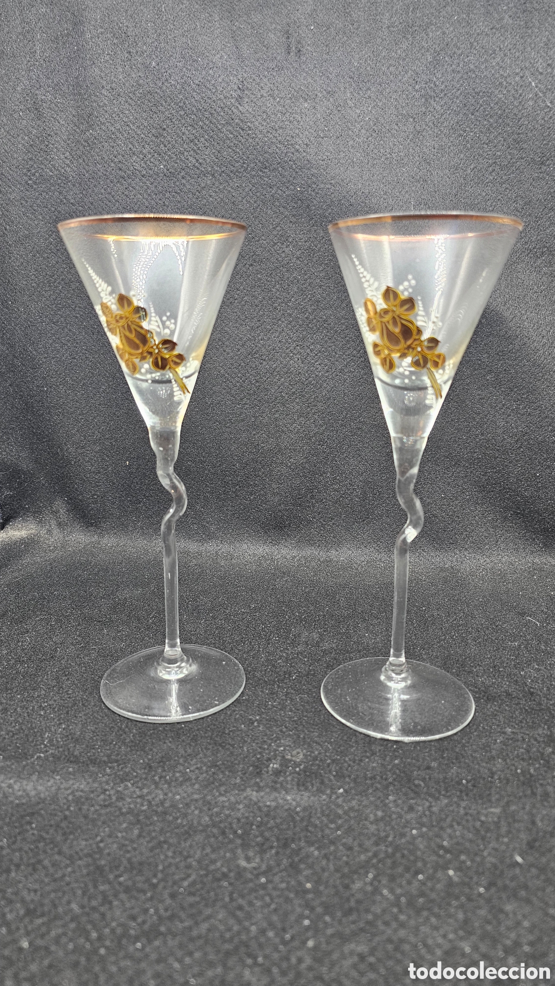 Antig&uuml;edades: elegantes copas de cristal soplado con tallo en espiral y detalles florales pintados a mano