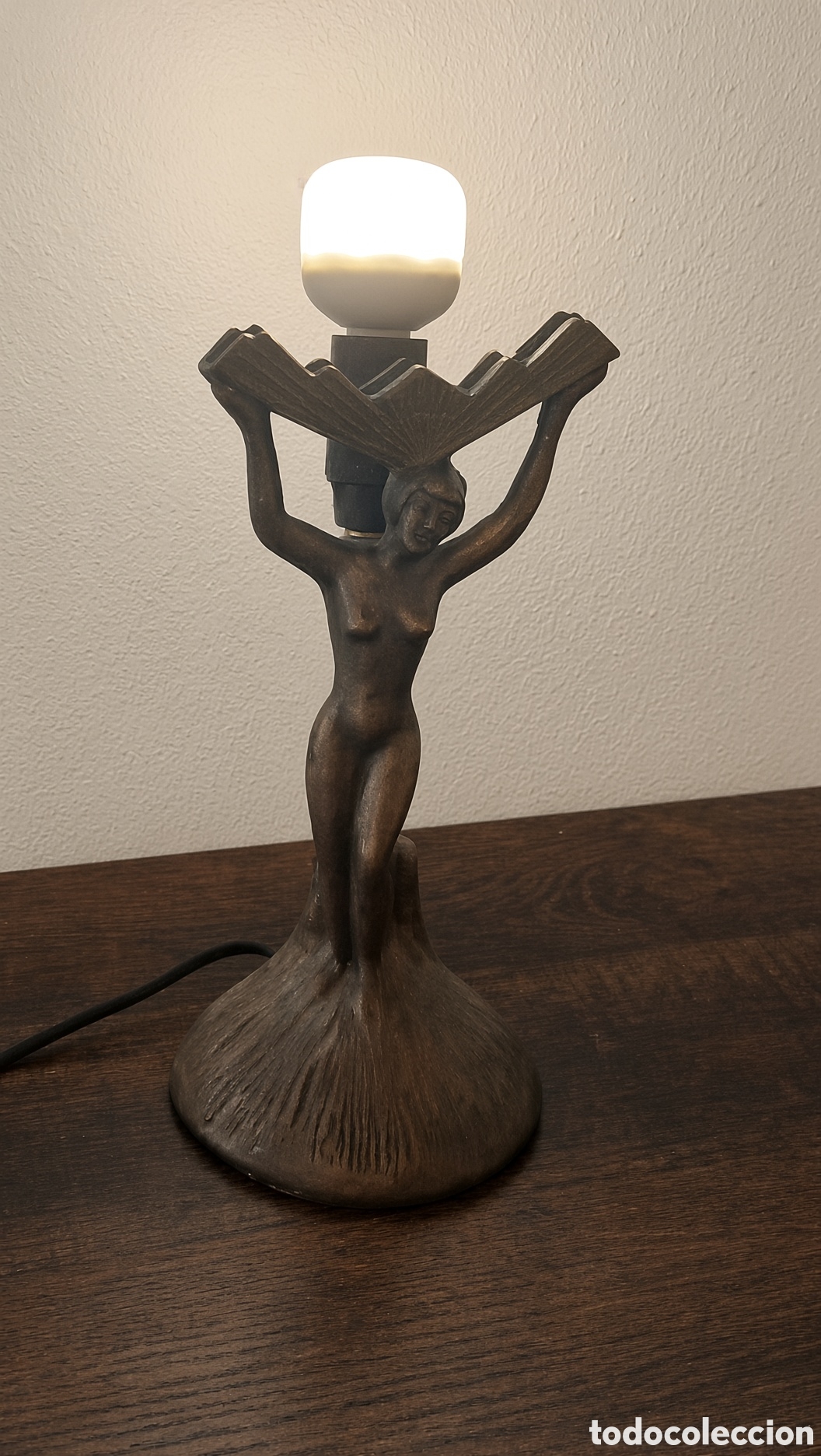 Antig&uuml;edades: Antigua L&aacute;mpara de mesa antigua figura mujer. L&aacute;mpara de mesa con una figura femenina como base