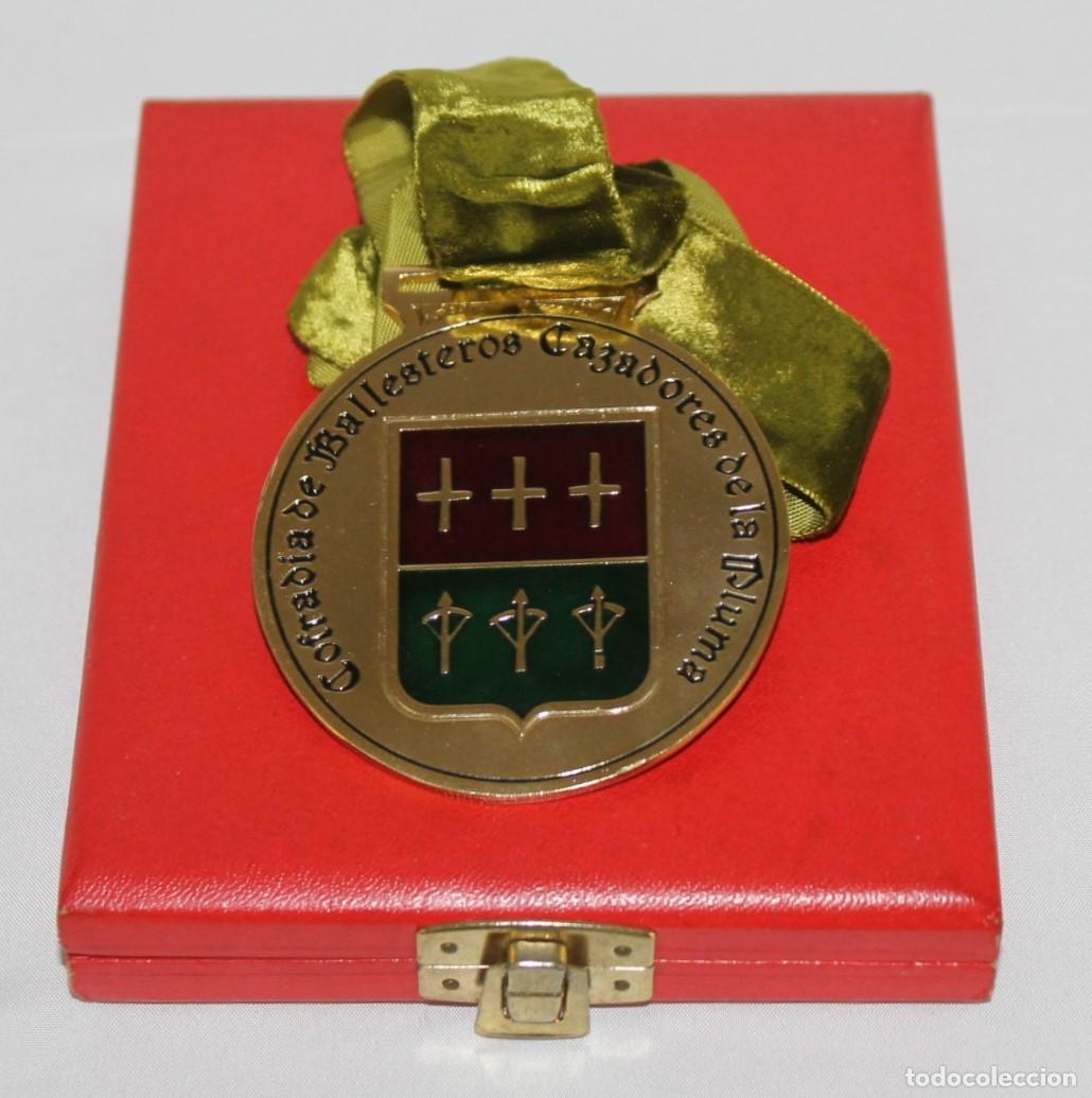 Antig&uuml;edades: Medalla Cofrad&iacute;a de Ballesteros Cazadores de la Pluma con estuche original
