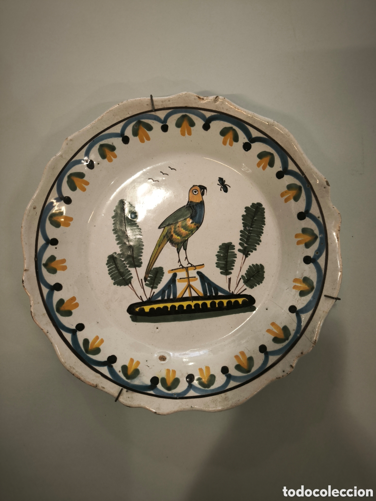 Antig&uuml;edades: Plato franc&eacute;s antiguo en cer&aacute;mica, s. XIX.