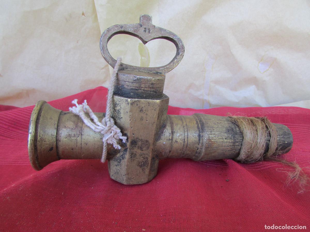 Antig&uuml;edades: Grifo en bronce de tonel o barril de roble. Dos piezas. Antiguo. 1 kg. Funciona