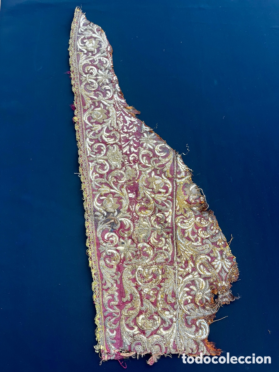 Antig&uuml;edades: Antiguo trozo fragmento textil religioso bordado oro. Siglo XVlll.