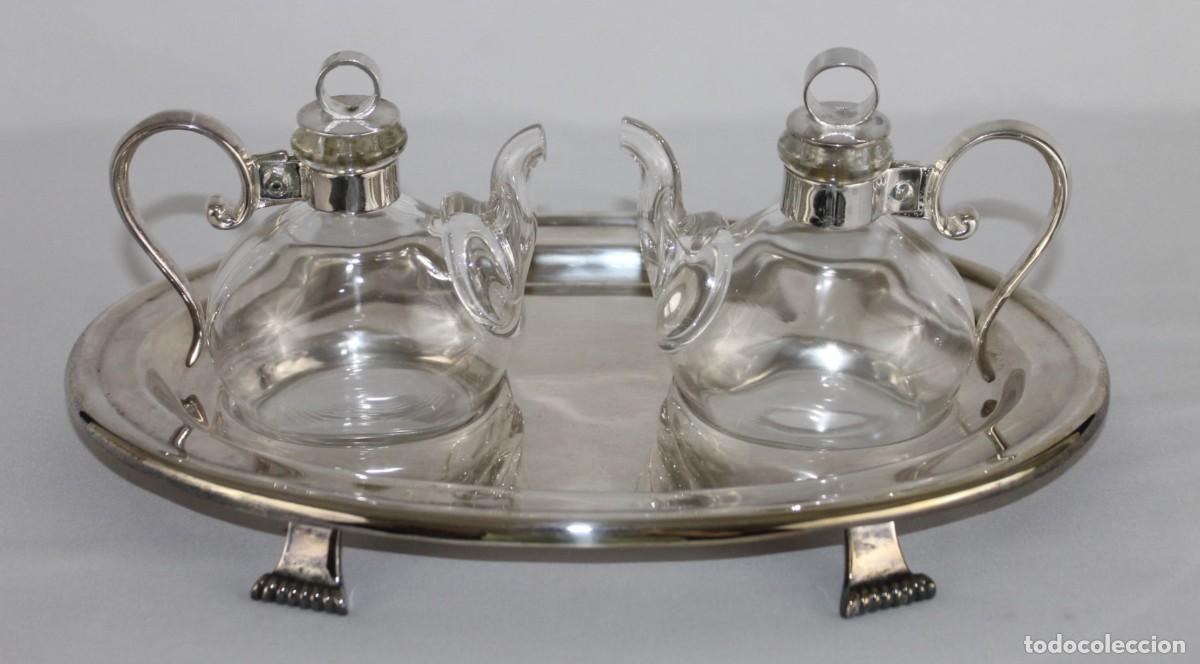Antig&uuml;edades: Juego de aceitera y vinagrera en cristal y metal plateado. Casa Valent&iacute;. A&ntilde;os 60