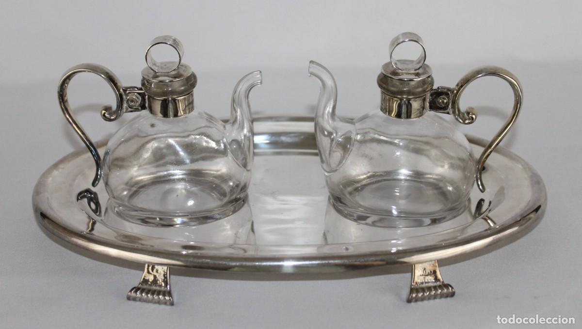 Antig&uuml;edades: Juego de aceitera y vinagrera en cristal y metal plateado. Casa Valent&iacute;. Mediados siglo XX