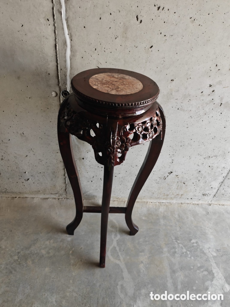 Antig&uuml;edades: ANTIGUA MESITA AUXILIAR / VELADOR ORIENTAL DE MADERA TALLADA &ndash; TRES PATAS