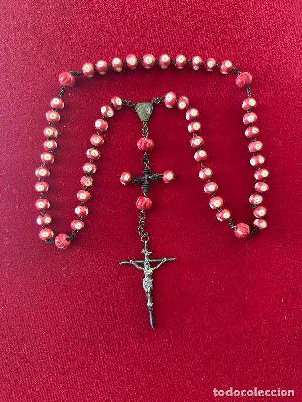 Antig&uuml;edades: ROSARIO DE METAL Y CUENTAS DE MADERA, CRUZ DE METAL Y MEDALLA CON SAGRADO CORAZ&Oacute;N Y LA VIRGEN