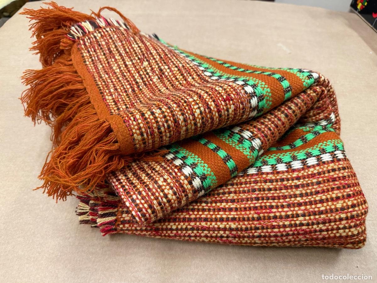 Antig&uuml;edades: Precioso poncho, mantita, chal de lana. Mide unis 180x90cms. Impecable.
