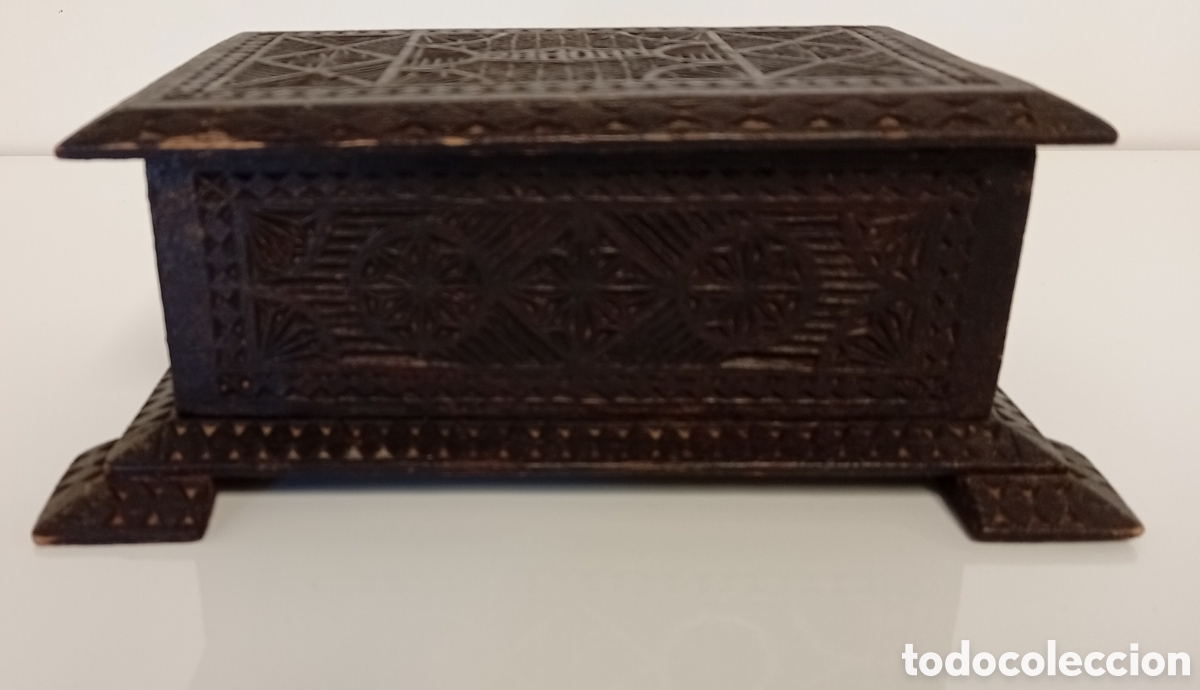 Antig&uuml;edades: CAJA DE MADERA TALLADA CON INTERIOR FORRADO