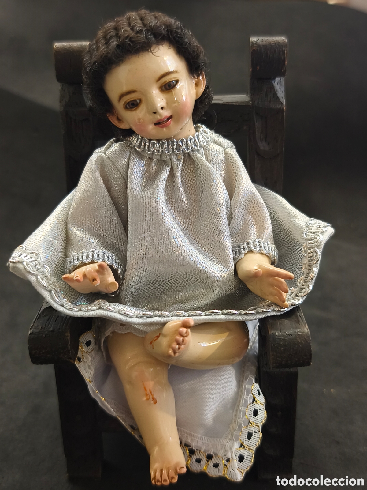 Antig&uuml;edades: Ni&ntilde;o manuelito sobre silla altura 12,5cm