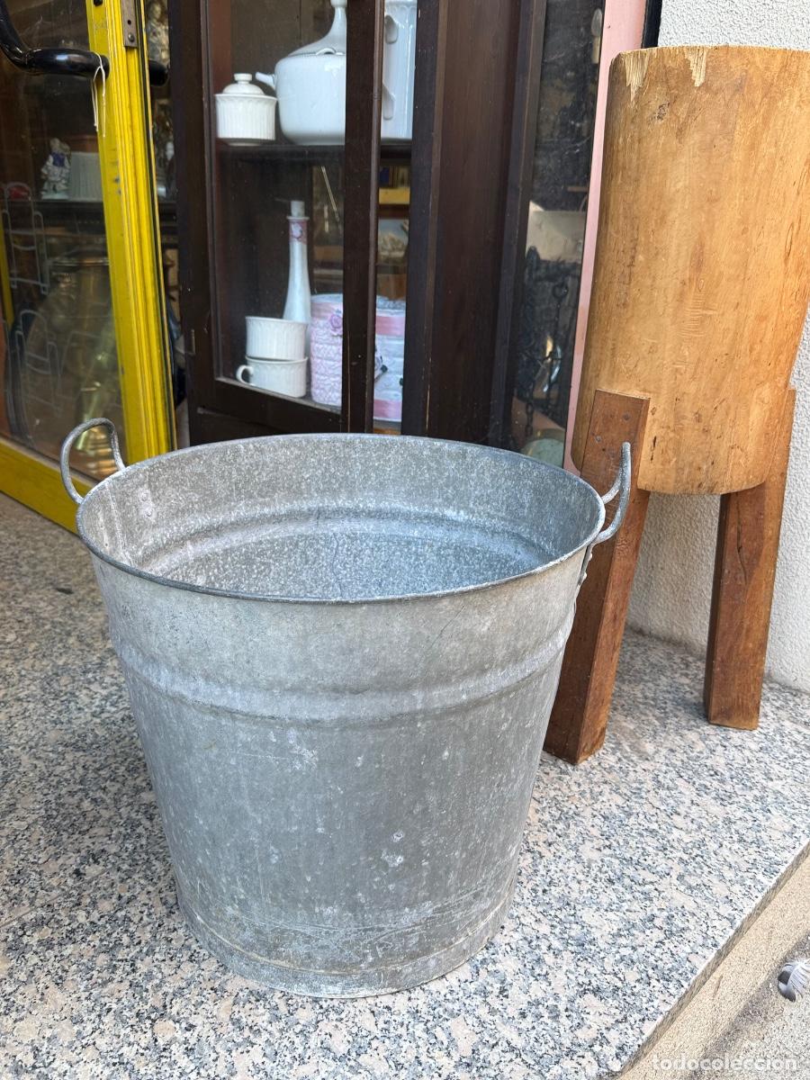 Antig&uuml;edades: Antiguo cubo grande de zinc usado para la colada o como ba&ntilde;era infantil. 45diametro x 47cms alto tot