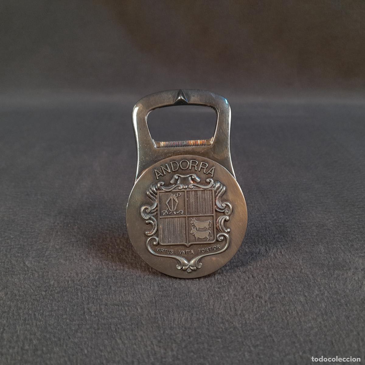 Antiquit&eacute;s: ABRELATAS DE PLATA, ESCUDO DE ANDORRA Y GRABADO CONMEMORATIVO. 1982