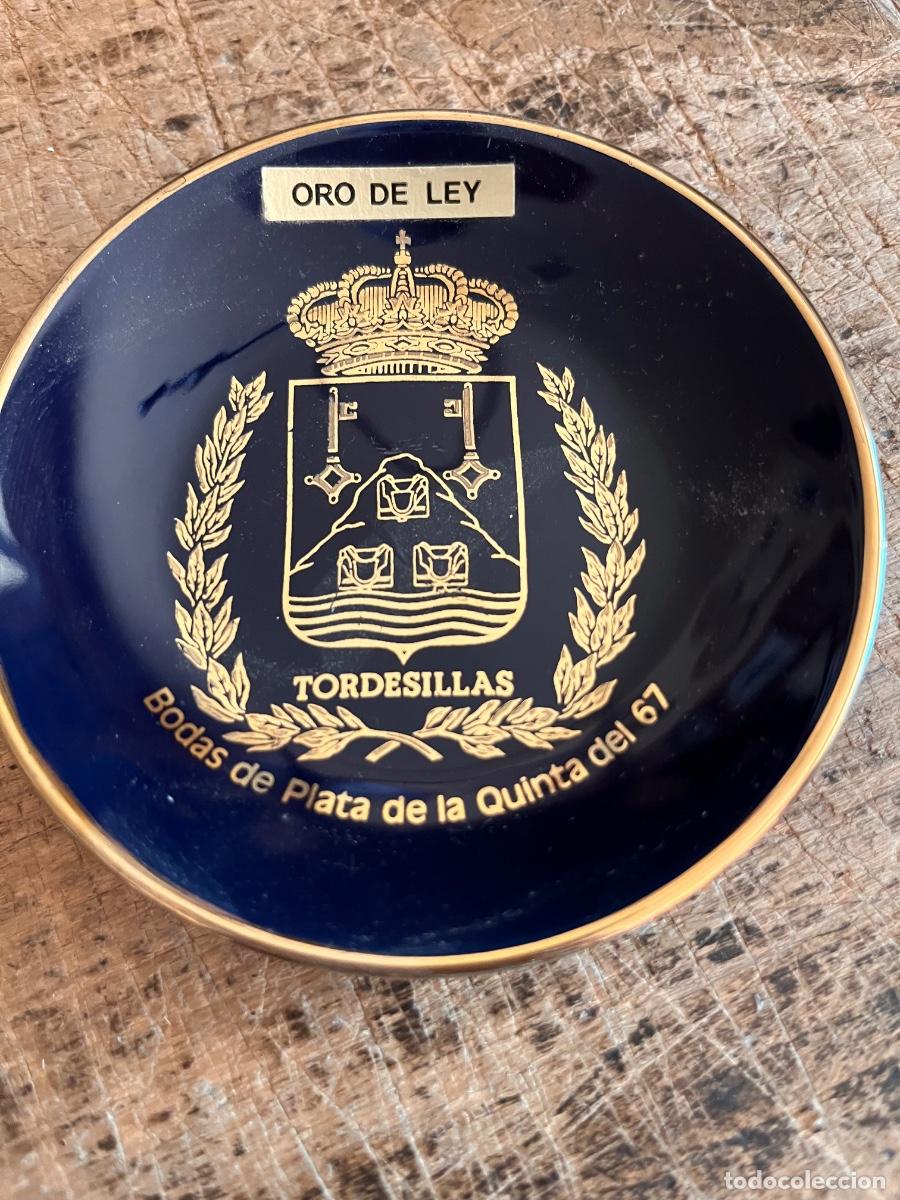 Antig&uuml;edades: PLATO DE PORCELANA AZUL COBALTO Y ORO CONMEMORATIVO CON EL ESCUDO DE TORDESILLAS