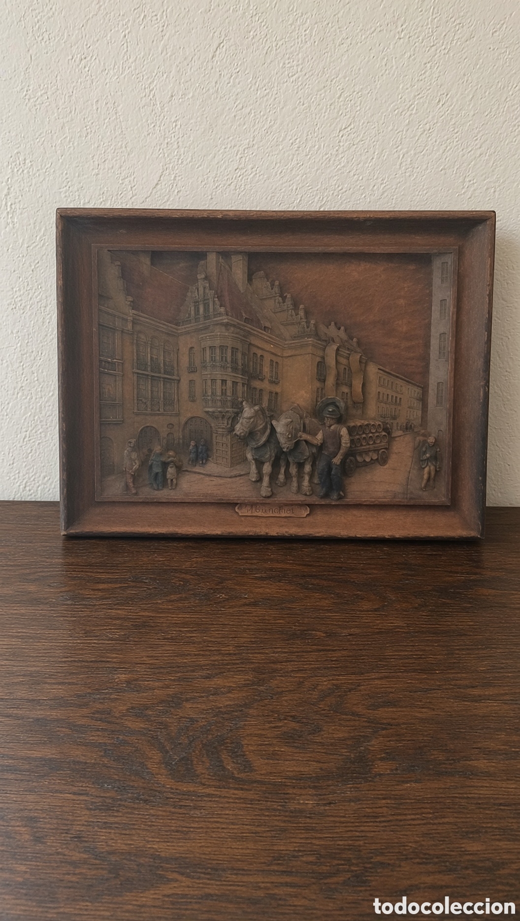 Antig&uuml;edades: Antiguo cuadro con relieve que representa una escena urbana con caballos y carruaje. Marco de madera