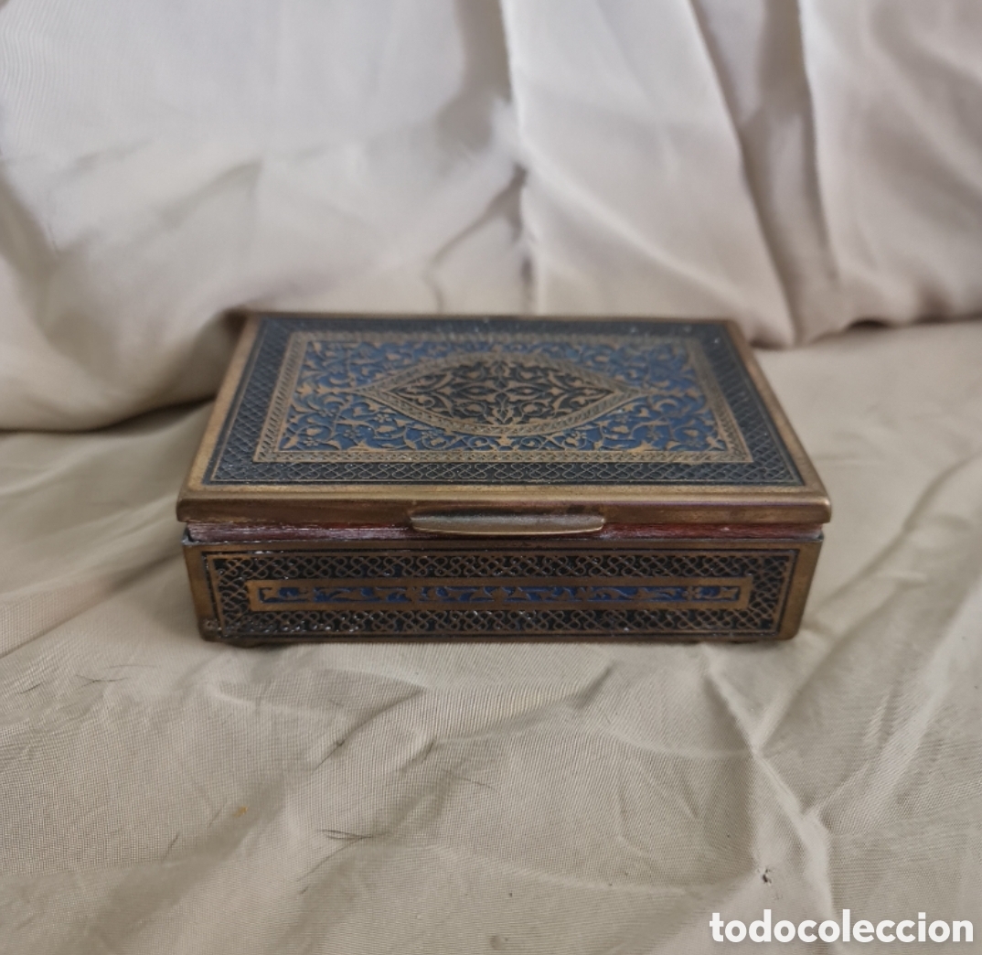 Antig&uuml;edades: Vintage indopersa en lat&oacute;n y esmalte azul cobalto (Interior en madera, c. 1930)